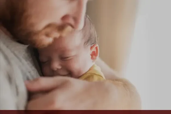 Pai segurando seu bebê tranquilo por ter o seguro de vida
