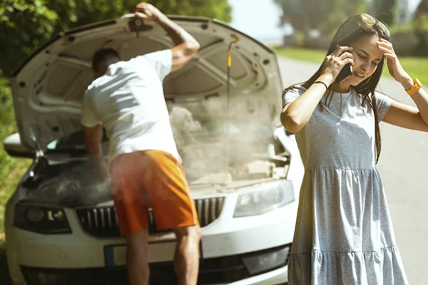 casal com problemas no carro por não ter coberturas do seguro auto